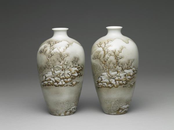 洋彩冬景山水梅瓶