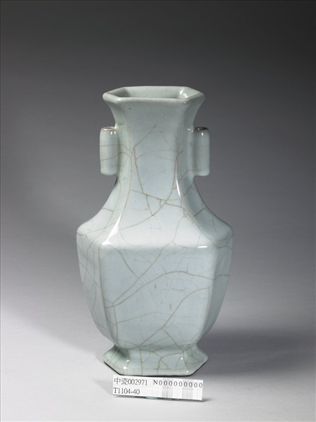 青瓷貫耳六方瓶