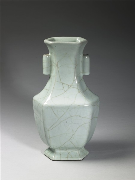 青瓷貫耳六方瓶