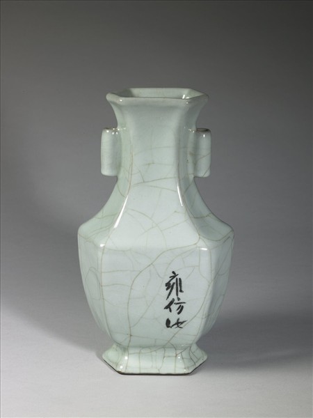 青瓷貫耳六方瓶