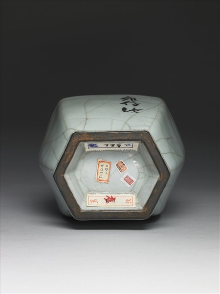 青瓷貫耳六方瓶