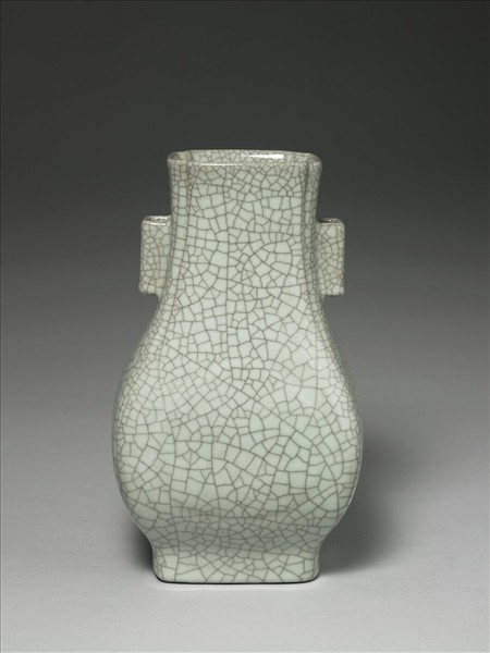 青瓷貫耳杏葉瓶