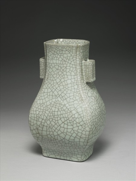 青瓷貫耳杏葉瓶