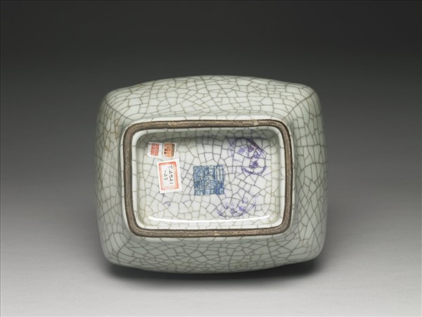 青瓷貫耳杏葉瓶