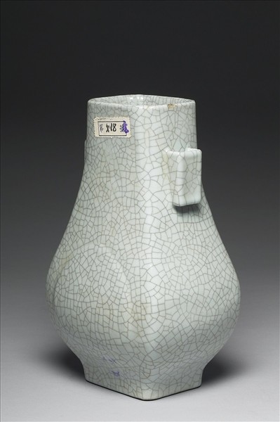 青瓷貫耳杏葉瓶