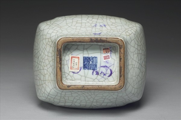 青瓷貫耳杏葉瓶