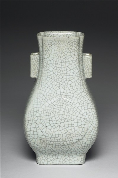 青瓷貫耳杏葉瓶