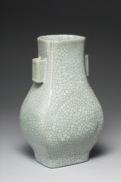 青瓷貫耳杏葉瓶