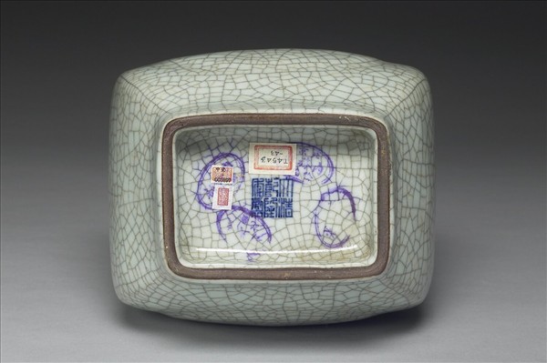 青瓷貫耳杏葉瓶