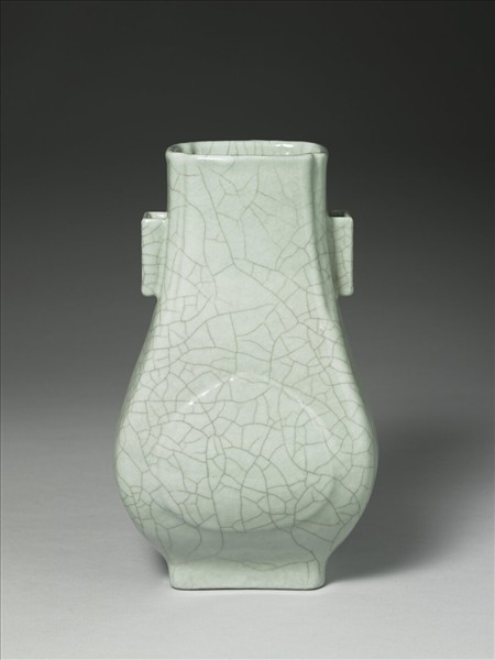 青瓷貫耳杏葉瓶