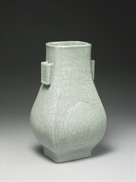 青瓷貫耳杏葉瓶