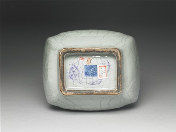 青瓷貫耳杏葉瓶