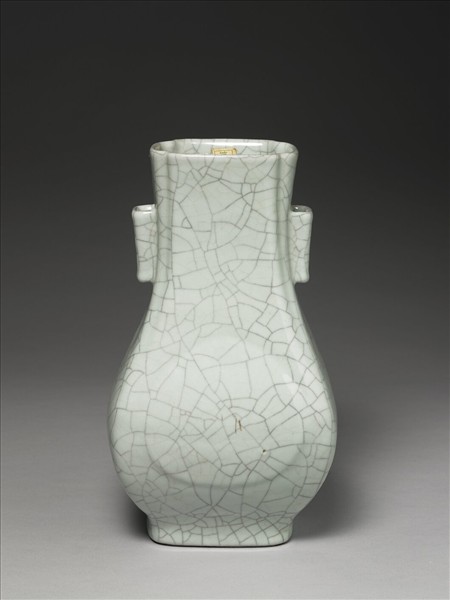 青瓷貫耳杏葉瓶