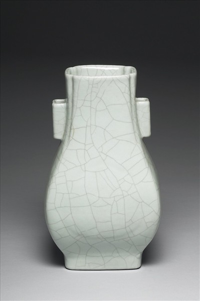 青瓷貫耳杏葉瓶