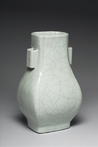 青瓷貫耳杏葉瓶