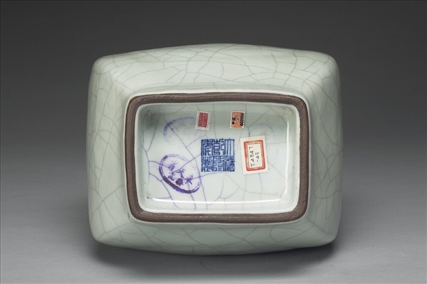 青瓷貫耳杏葉瓶