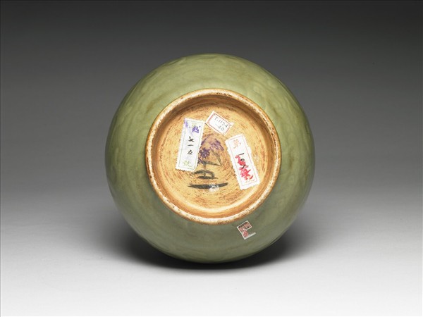 龍泉窯 青瓷拱花花卉紋玉壺春瓶