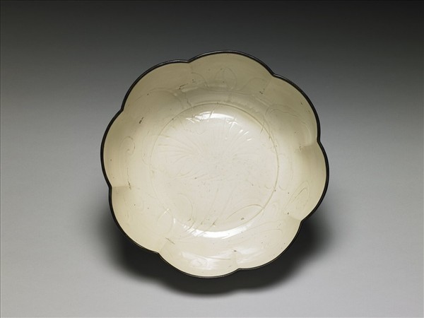 定窯 白瓷劃花蓮荷紋碗