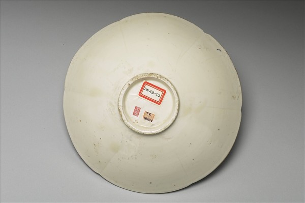 定窯 白瓷劃花蓮荷紋碗