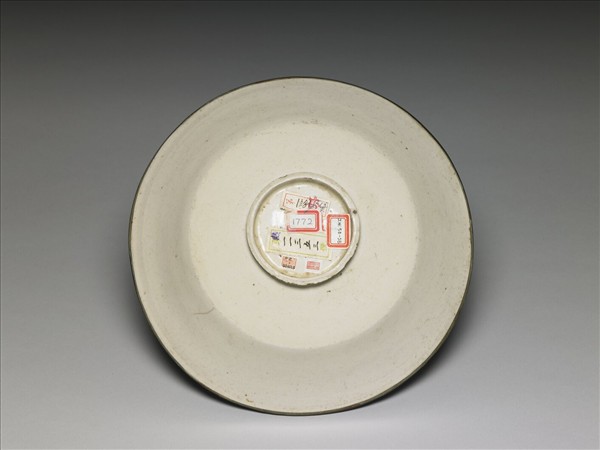 定窯 白瓷劃花蓮塘雙鳧紋盤