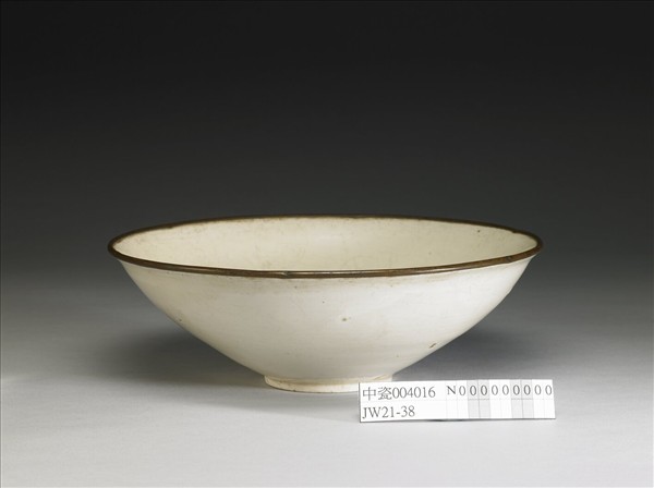 定窯 白瓷劃花蓮荷紋碗