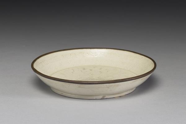 定窯 白瓷印花螭龍盤