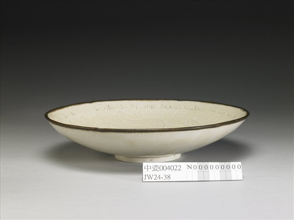 定窯 白瓷劃花螭龍蓮荷紋盤