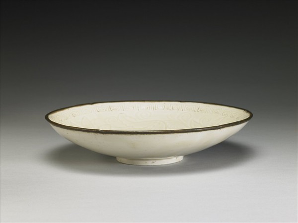 定窯 白瓷劃花螭龍蓮荷紋盤