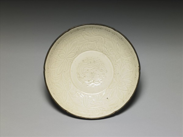 定窯 白瓷劃花螭龍蓮荷紋盤