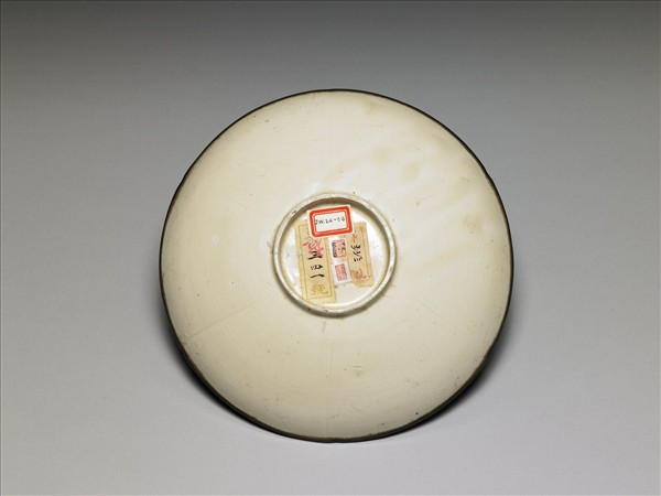 定窯 白瓷劃花螭龍蓮荷紋盤