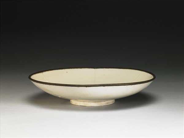 定窯 白瓷劃花蓮荷紋盤