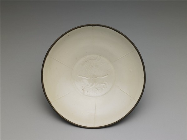 定窯 白瓷劃花蓮荷紋盤