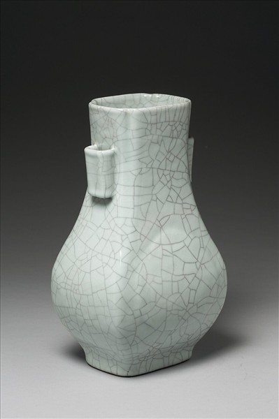 青瓷貫耳杏葉瓶