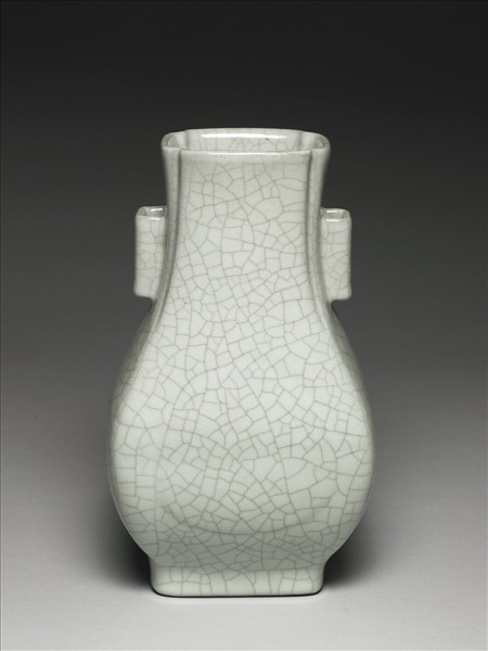 青瓷貫耳杏葉瓶