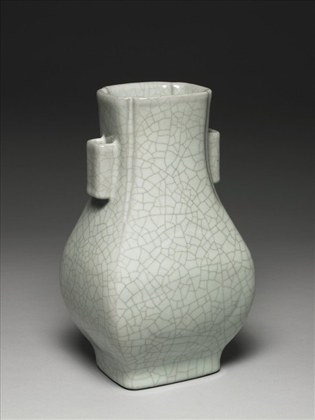 青瓷貫耳杏葉瓶