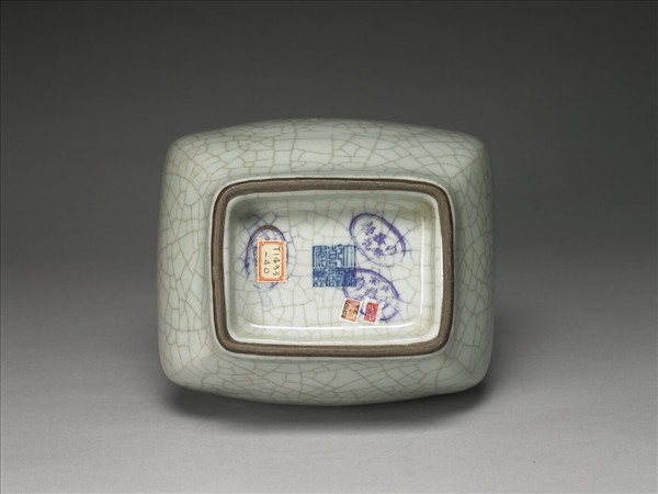 青瓷貫耳杏葉瓶