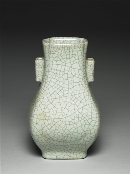 青瓷貫耳杏葉瓶