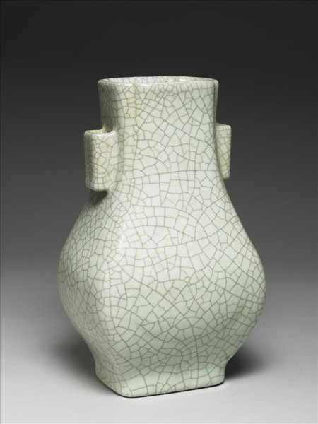 青瓷貫耳杏葉瓶