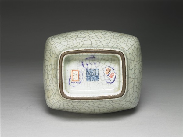 青瓷貫耳杏葉瓶