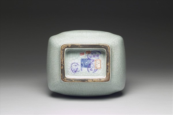 青瓷貫耳杏葉瓶