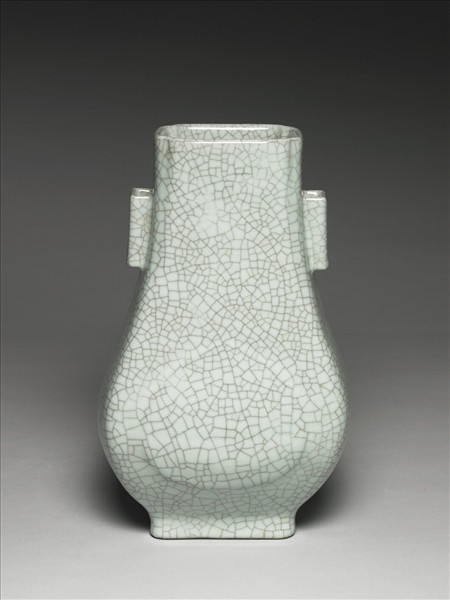 青瓷貫耳杏葉瓶