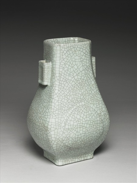 青瓷貫耳杏葉瓶