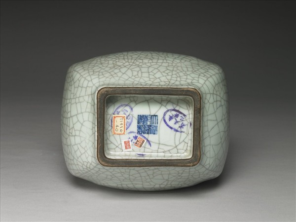 青瓷貫耳杏葉瓶