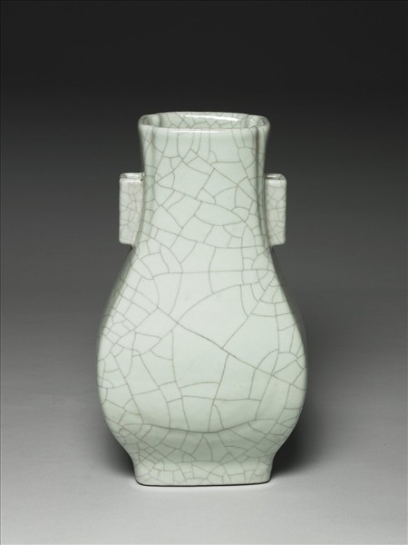 青瓷貫耳杏葉瓶