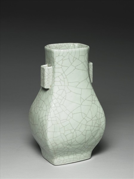 青瓷貫耳杏葉瓶