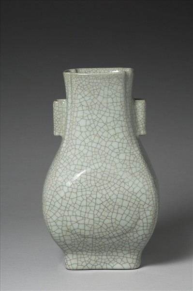 青瓷貫耳杏葉瓶