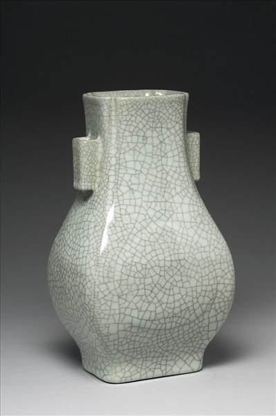 青瓷貫耳杏葉瓶