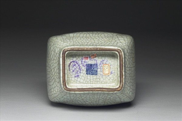 青瓷貫耳杏葉瓶