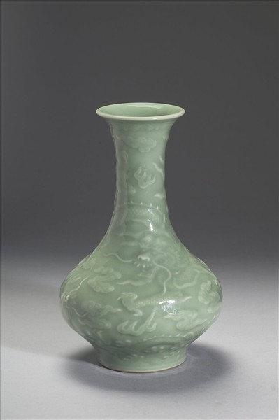 青瓷印花雲龍紋長頸瓶