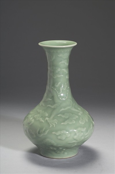 青瓷印花雲龍紋長頸瓶